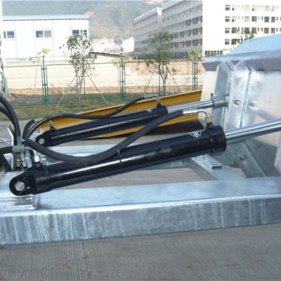 Mecanisme de bloqueig positiu fàcil d’utilitzar. La cadena de seguretat fixa la tremuja per al vehicle. Les costures soldades eviten fuites. Obertures de forquilla molt profundes. Llavis superiors formats de 2 ". Esmalt blau de gran visibilitat